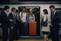 満員電車で通路を塞ぐ「大型キャリーケース」や、一歩も動かない「ベビーカー」にモヤッ。乗客約7割が回答した車内マナー迷惑1位の本音も