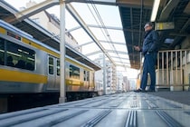 アメリカ人男性が日本の電車に忘れ物をして人生激変。駅員の女性が“のちの妻”になるまで