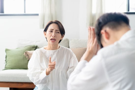 怒る女性