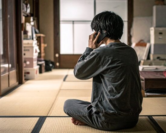 スマホで電話をかける男性