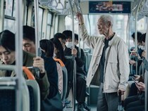 「年寄りが立ってるのが見えねぇのか！」バス車内で叫ぶ高齢男性を黙らせた乗客の一言。「座らないままバスを降りて行きました」