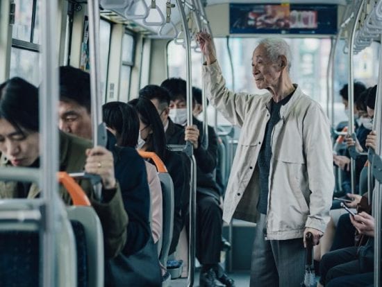 「年寄りが立ってるのが見えねぇのか!」バス車内で叫ぶ高齢男性を黙らせた乗客の一言。「座らないままバスを降りて行きました」