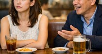 「並んで歩けば恋人同士」30代の銀座ホステスが椅子から落ちかけた“50代男性の寝言”。結婚したくてもできないのは“絶望的な勘違い”のせい