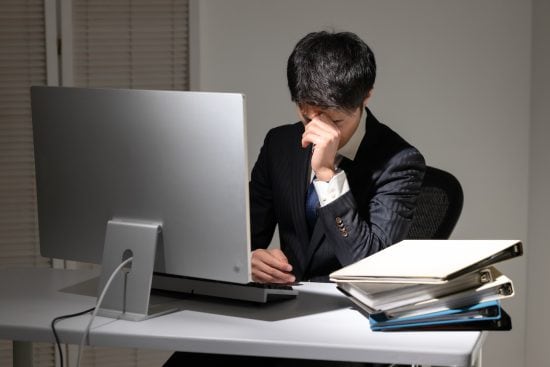 残業するビジネスマン