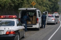 「車を降りて運転席の窓をノック」あおり運転してきた男性が直立不動で謝罪するまで。実はもう回っていない？パトカーの赤色灯に隠された“進化”