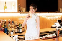 「母親は伝説のロック歌手」27歳娘が港区でバー店主に。会社を3日でクビ、整形に400万円かけた“破天荒人生”を告白