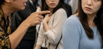 「なんで降りないんだよ…」電車内で女性を“採点”する迷惑男性に“無言の反撃”をした結果