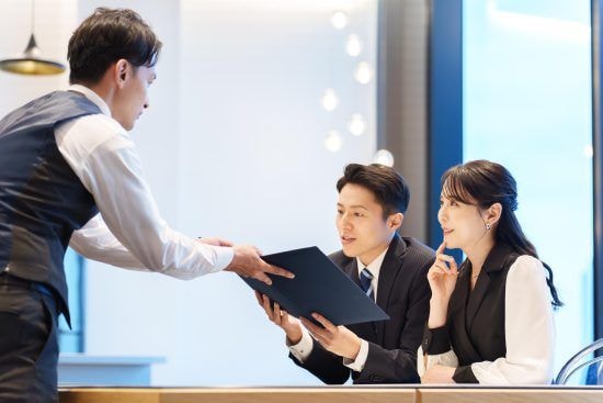 食事デート中、実は女性が「冷めている」男性の特徴5つ。「ダメではないけど配慮がない」店員への行動とは