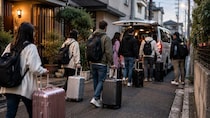 「もう、引っ越すしかない」…住宅街で深刻化する「外国人向け民泊客」の“酷すぎる迷惑行為”。騒音、路上占拠、ゴミ放置も