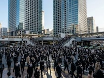 「駅前にタワマン」地元民が“悲劇”と嘆くワケ。電車は座れなくなり…「通勤時間が20分も増えた」