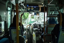 「私はおばあちゃんだからいいのよ」バスの車内でやりたい放題。周囲が困惑した高齢女性の迷惑行為の数々