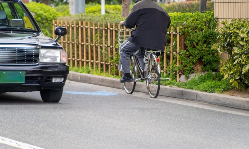 「自転車で車の間をジグザグ運転」外国人の危険すぎるサイクリング