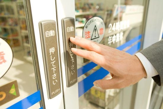 「次の入荷はいつ？」レジでモタモタ、後ろには行列…現役コンビニ店員が明かす“地味にキツい客”の共通点