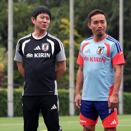 長友佑都（右）と談笑する森保一監督