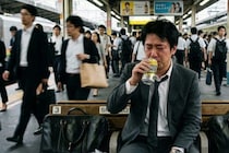 朝の駅で缶チューハイを飲む“スーツ姿の会社員”たちの心の叫び「ホームのベンチで涙が…」「怠けていたわけではなかった」