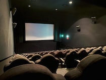 「映画館自体が怖くなった」隣の席の“生乾き男”に執拗に攻撃された20代女性を救った“ある人物の一言”