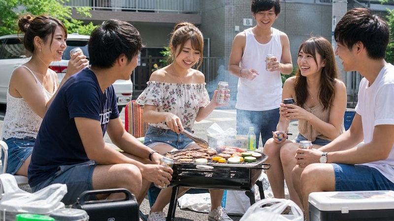 アパートの前で大学生集団がBBQ