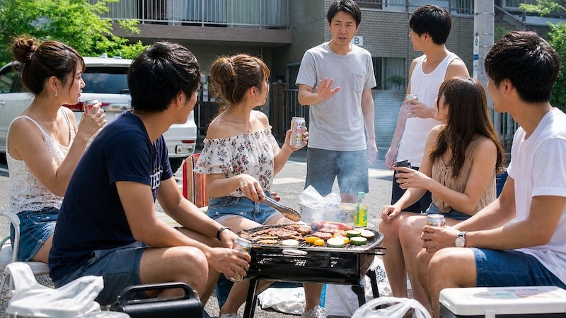 アパートの前で大学生集団がBBQ