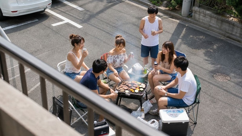アパートの前で大学生集団がBBQ
