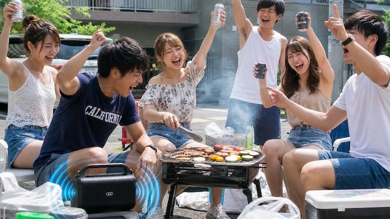 アパートの前で大学生集団がBBQ