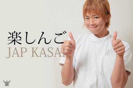 マッサージを施術する際に着るスクラブ姿の楽しんご氏
