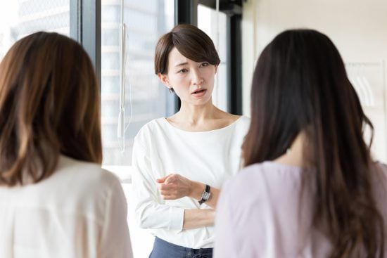 「バカなの！？」女性上司の怒鳴り声が響く生保の日常。傍から見ればいじめの現場だが…“被害者”が泣き寝入りを強いられるワケ