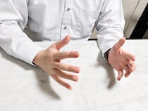 【元占い師が暴露】占いに騙されやすい人の特徴とは？道端の占い師に「500万円騙し取られた」恐ろしい事例も