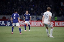 W杯初戦オランダ戦へ。主将・遠藤航を失った代表チームに、吉田麻也が「勝率を1％でも上げる」ために遺した金言
