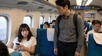 席は空いているのに…新幹線で「ただ女性の横に立ち続ける」不審な男性に、スーツ姿のサラリーマンが放った“勇気ある一言”／都調査で判明「周囲が動けば94.7％の被害が止まる」現実