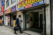 平日の昼間に「ビデオBOX」に吸い込まれるサラリーマンの正体。“ただのサボり”ではない切実な理由も