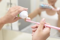 歯科医が警告する「濡れた歯ブラシ」の意外なリスク。梅雨の洗面所は要注意