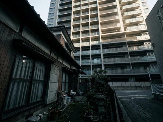 タワマンから自宅の庭が丸見えに