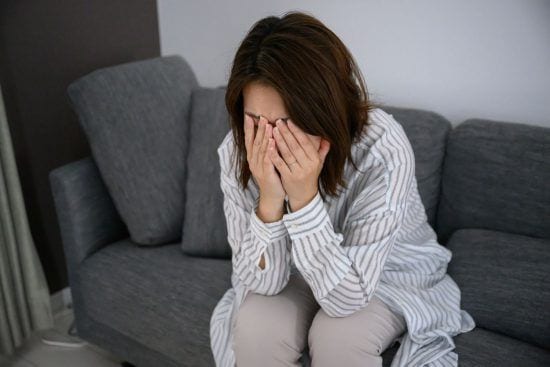 落ち込む女性