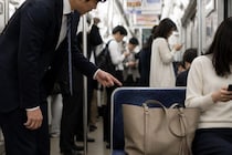 「その荷物どかしてもらえます？」満員電車で“座席を占領する女性”に注意した結果…気まずそうに謝罪するまで