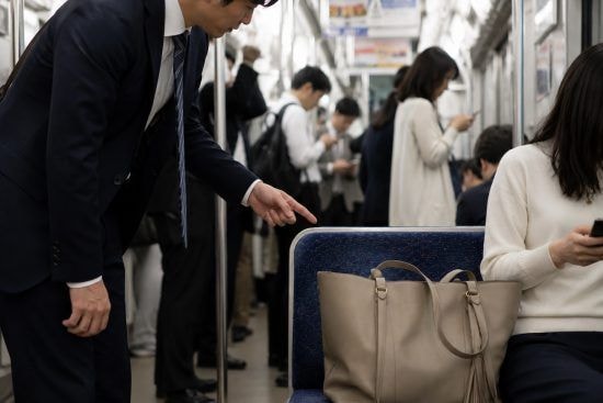 「その荷物どかしてもらえます?」満員電車で“座席を占領する女性”に注意した結果…気まずそうに謝罪するまで