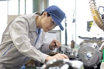 製造業の労働者数は「ピーク時の約半数」に…“ホワイトな職場”でも若者が増えない深刻な理由