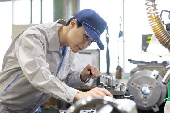 製造業の労働者数は「ピーク時の約半数」に…“ホワイトな職場”でも若者が増えない深刻な理由
