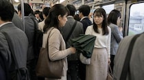 「邪魔だから押したのよ」雨の日の満員電車で乗客を転ばせた40代女性。“目に余る迷惑行為”で乗客全員を敵に回した女性の“まさかの結末”