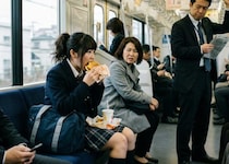 「他人のスマホ見てんじゃねーよ！」電車で“やりたい放題”の女子高生に注意し続けた35歳女性。見知らぬ男性の一言に救われた