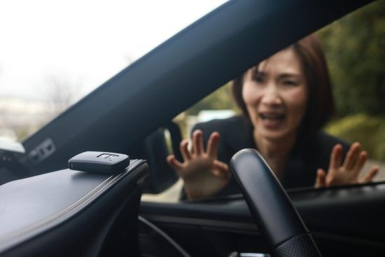 車　女性