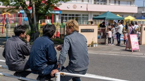 「お前らの敷地じゃねえだろ」幼稚園の隣で路上喫煙する“コワモテの3人組”を追い払った先生の一言 ／全国初の路上喫煙禁止条例、実は“火傷防止”が大きな目的だった