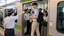 満員電車でスマホを見たまま動かない、“自分のテリトリー”を死守する男性に駅員が放った「痛快な一言」／「扉付近での滞留」が迷惑行為4位に新ランクイン、27.6％が「気になる」と回答