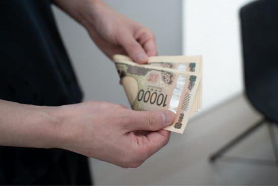 金を数える男性