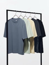 「時代遅れな印象」にならないユニクロ・GUの夏服3選。“1290円の最高傑作”など大人が買うべき「即戦力アイテム」