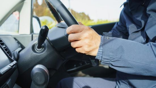 「俺、昔は走り屋だったから」営業車で運転レッスンを始める46歳男性の悲惨な末路。女性社員から裏で「助手席に乗りたくない男」と呼ばれ…