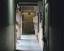 廊下に全裸の老人、エレベーターに尿…“住人のいる廃墟”と化す老朽マンションの惨状。修繕も建て替えも進まないワケ