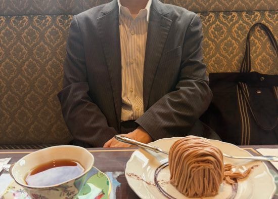 IQ190で男子御三家→旧帝大卒のエリート経営者(57歳)がなぜセクシー男優に?「通知表は2だらけ」だった驚きの少年時代
