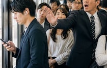 「すみませーん！」満員電車で“ドアの前から絶対に動かない男性”が一瞬で動いた…車内がスカッとした「たった一言」