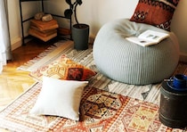 部屋にラグを敷くと「なんかオシャレに感じる」のはなぜか？サイズに悩んだときは”大き目”を買ったほうがいい理由