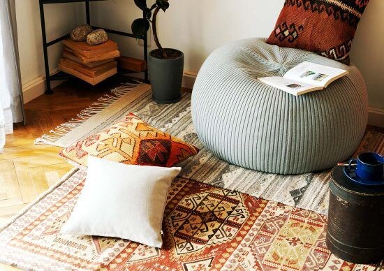 部屋にラグを敷くと「なんかオシャレに感じる」のはなぜか?サイズに悩んだときは”大き目”を買ったほうがいい理由